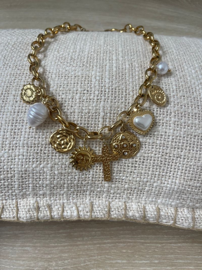 Collier avec breloques