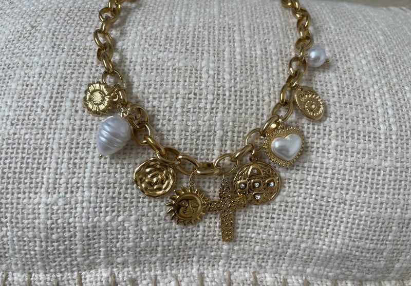 Collier avec breloques
