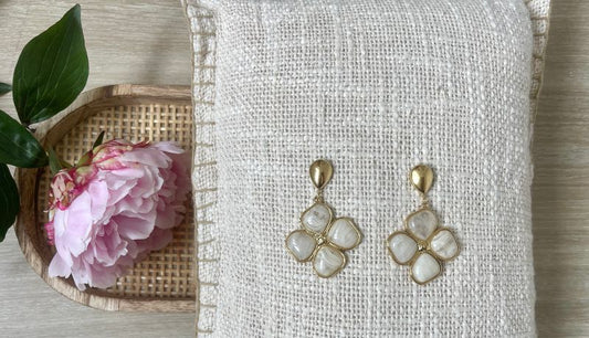 Boucles d'oreilles fleur blanc nacré