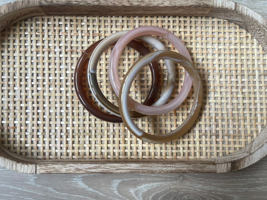 Bracelets joncs coloris rose.